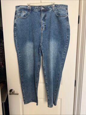PrettyLittleThing High Rise Mom Jeans - Blue Wash